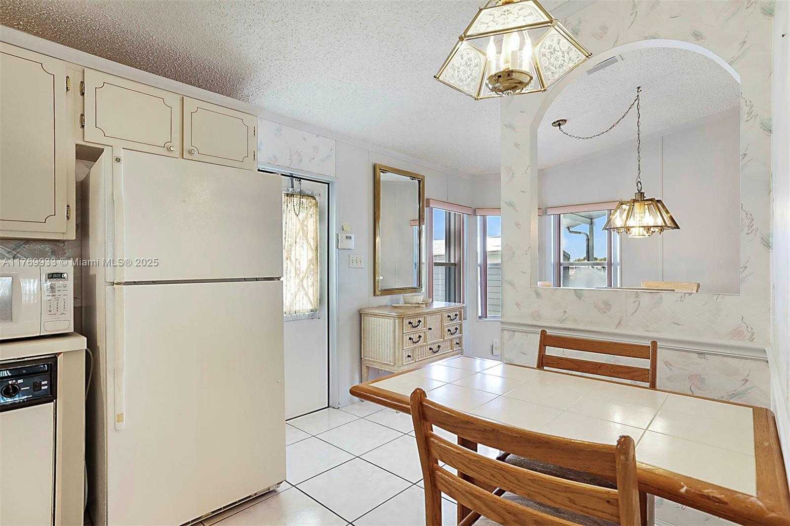 Small Image of 102 LAKE SHORE DR, Pembroke Park Number 18