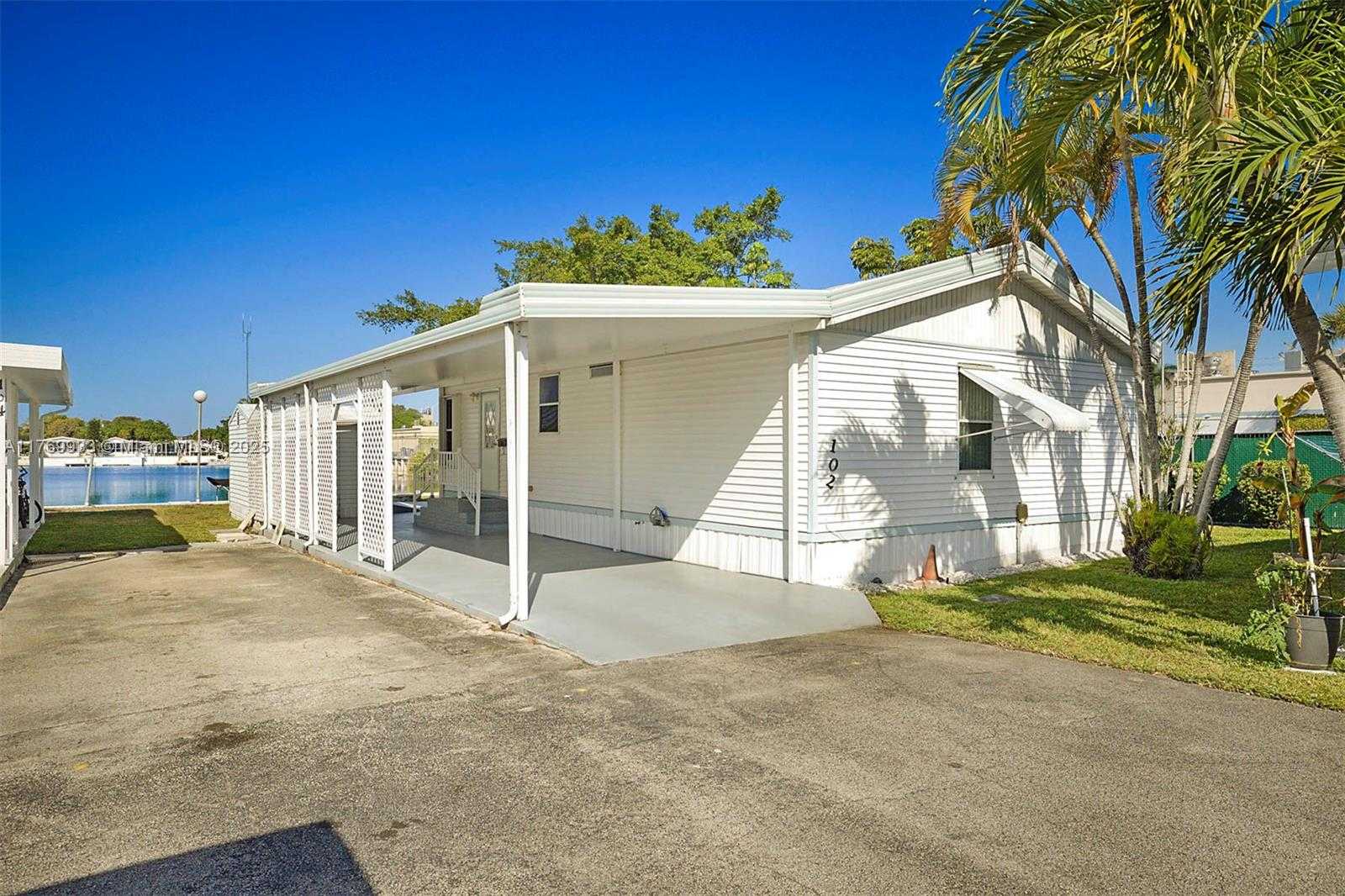 Small Image of 102 LAKE SHORE DR, Pembroke Park Number 2
