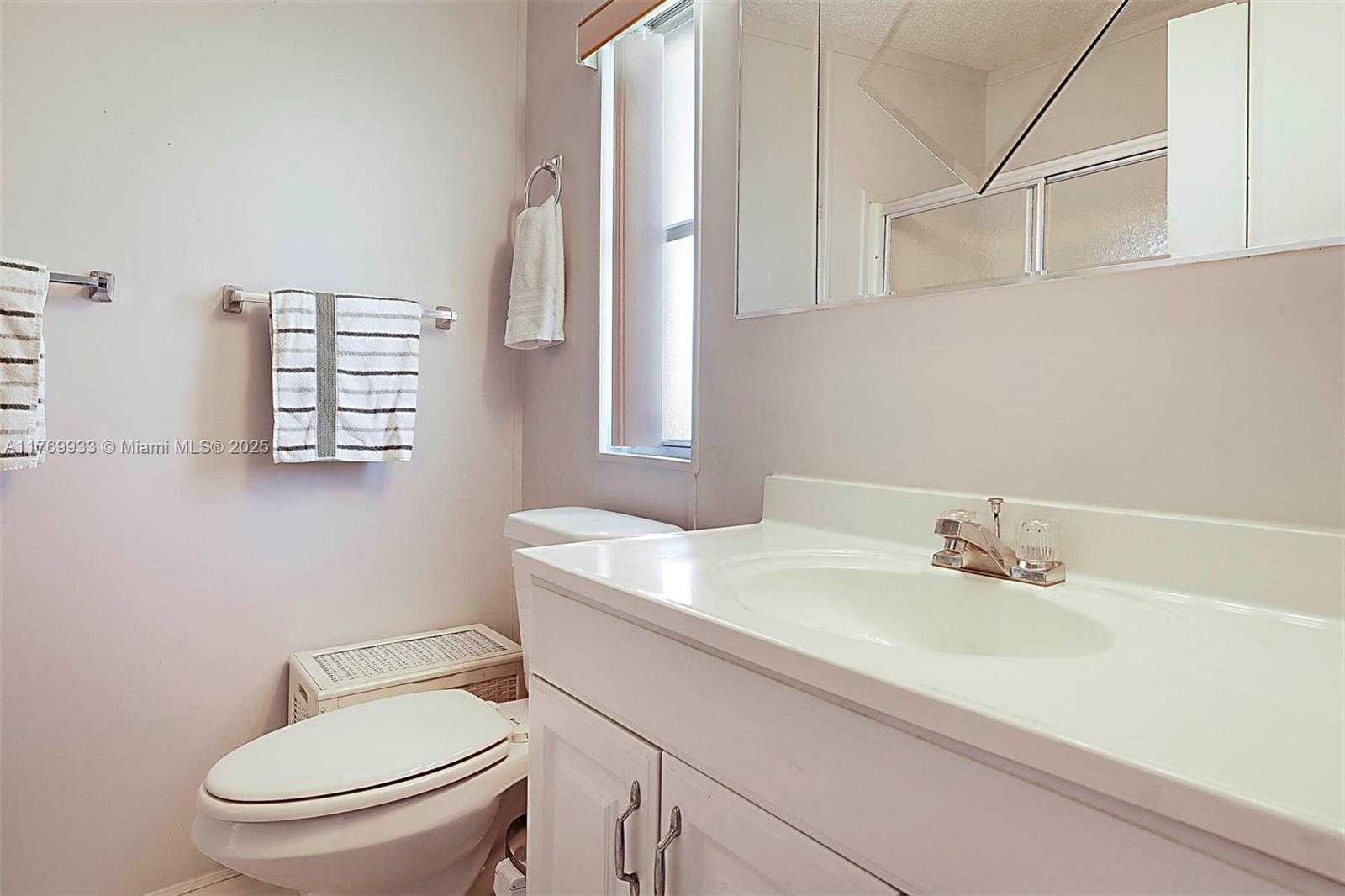 Small Image of 102 LAKE SHORE DR, Pembroke Park Number 20