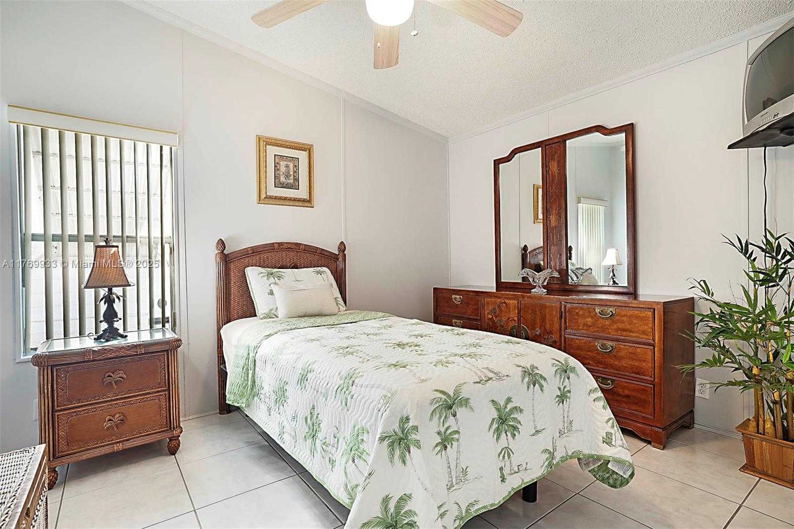 Small Image of 102 LAKE SHORE DR, Pembroke Park Number 21