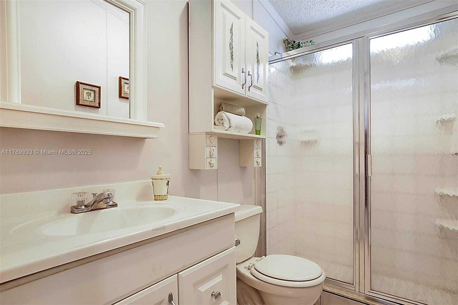 Small Image of 102 LAKE SHORE DR, Pembroke Park Number 22