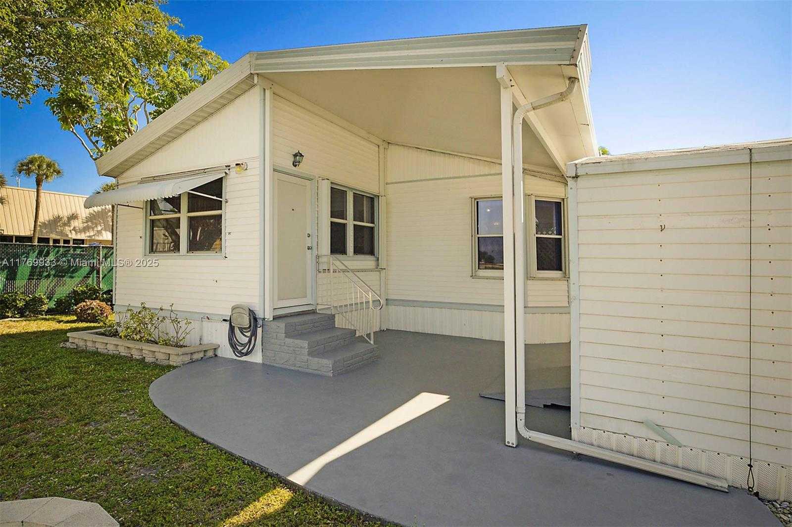 Small Image of 102 LAKE SHORE DR, Pembroke Park Number 28