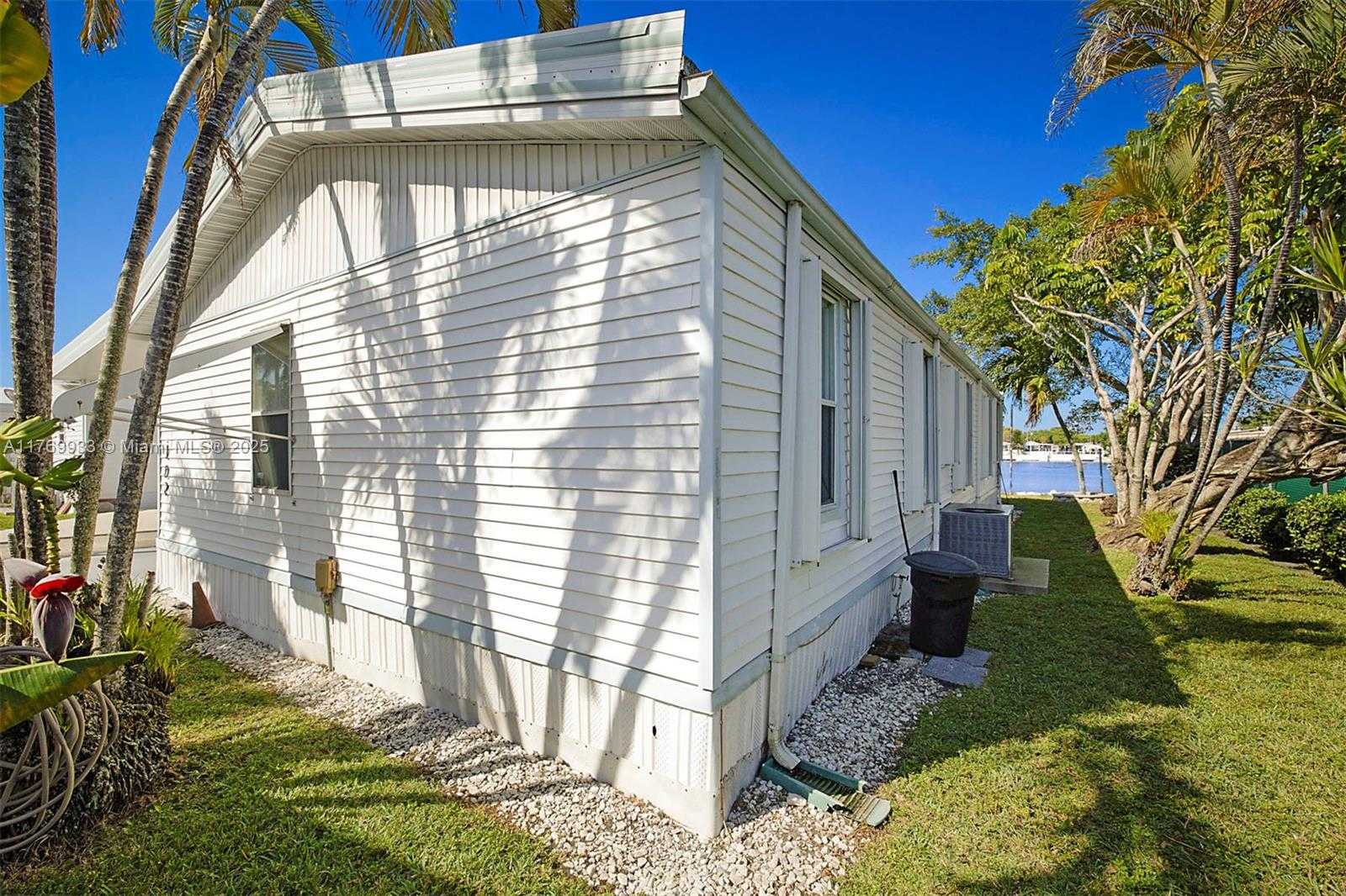 Small Image of 102 LAKE SHORE DR, Pembroke Park Number 29