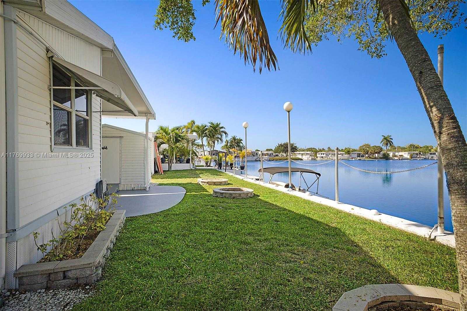 Small Image of 102 LAKE SHORE DR, Pembroke Park Number 3