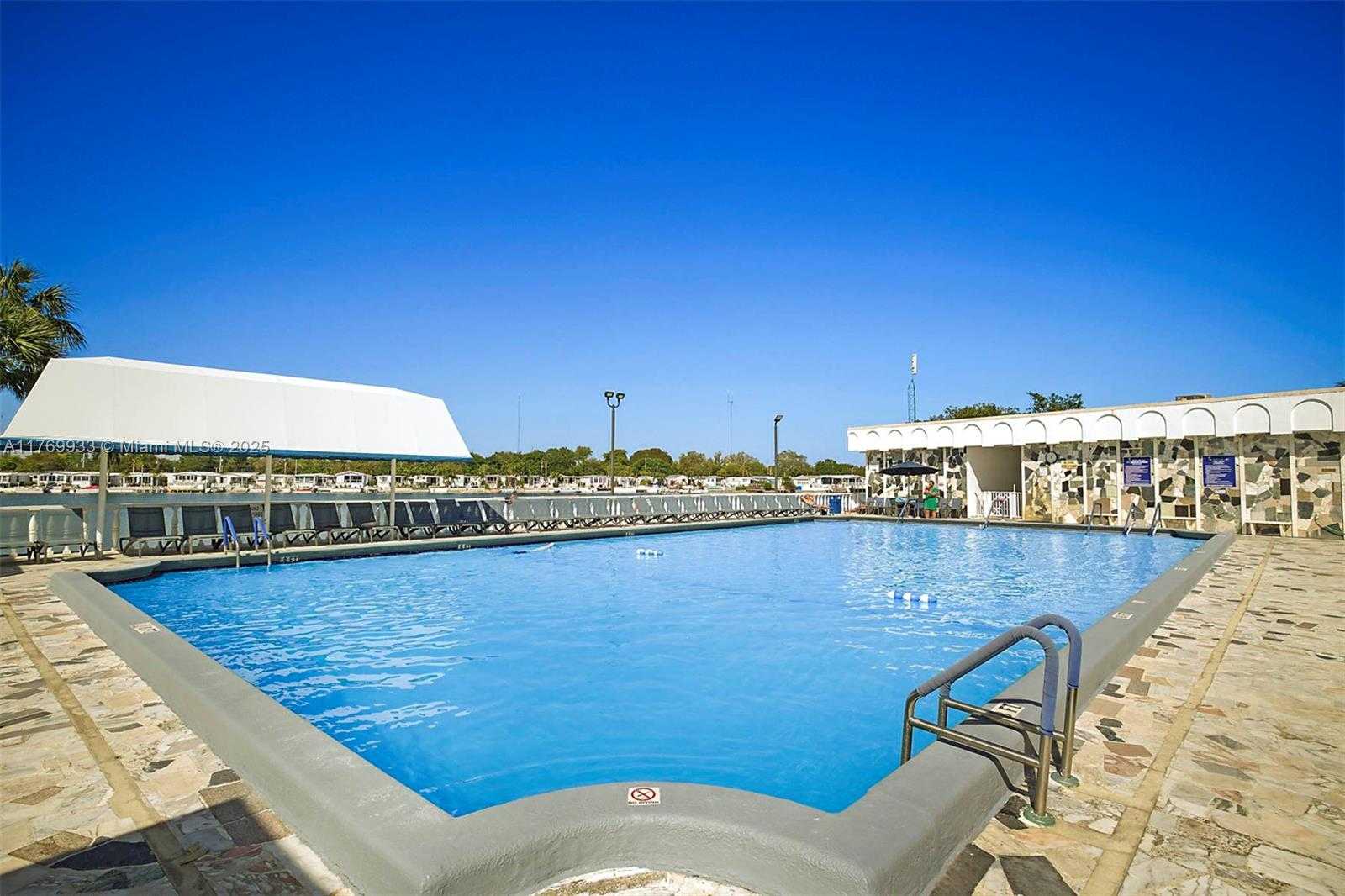 Small Image of 102 LAKE SHORE DR, Pembroke Park Number 34