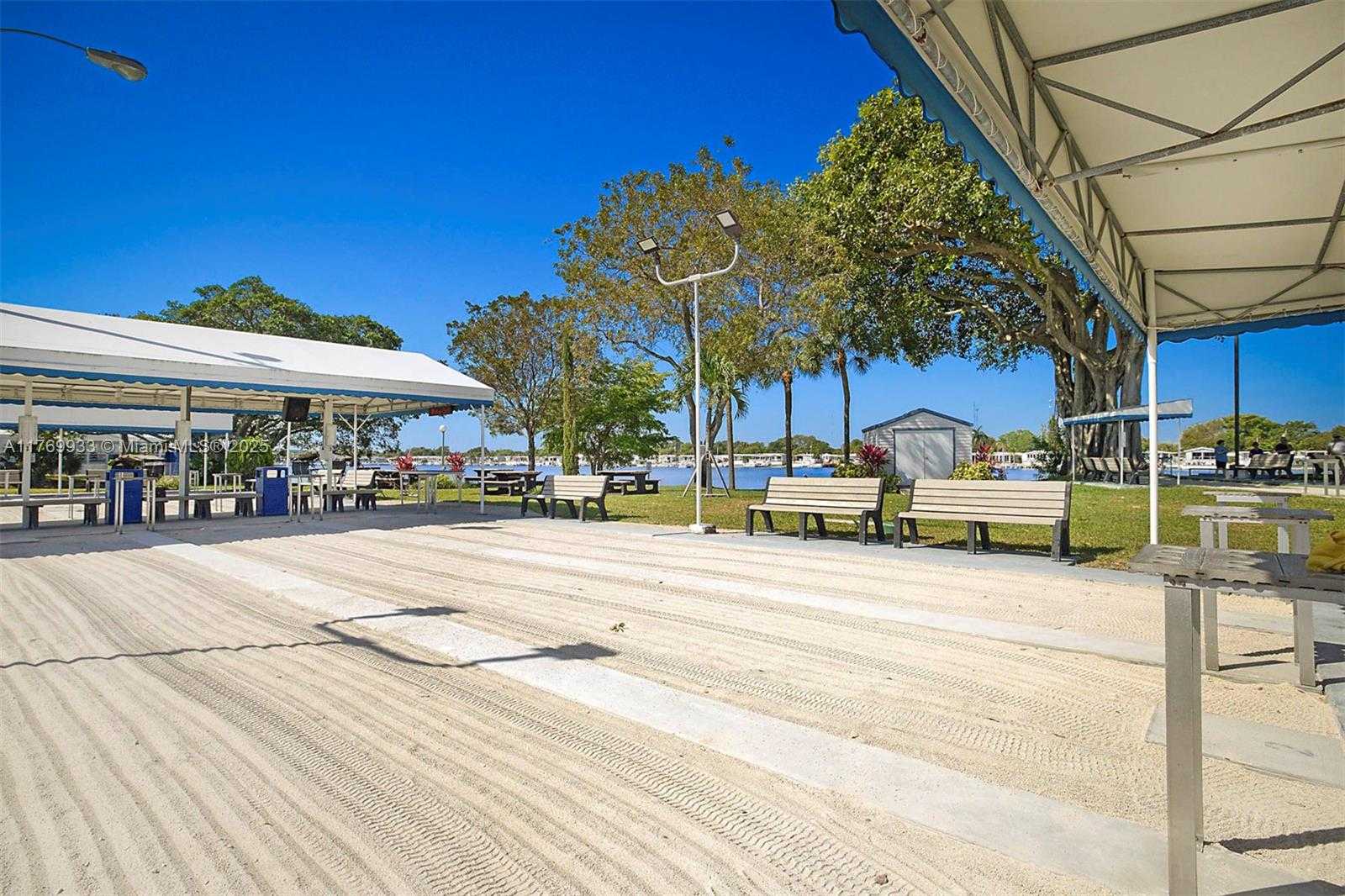 Small Image of 102 LAKE SHORE DR, Pembroke Park Number 36
