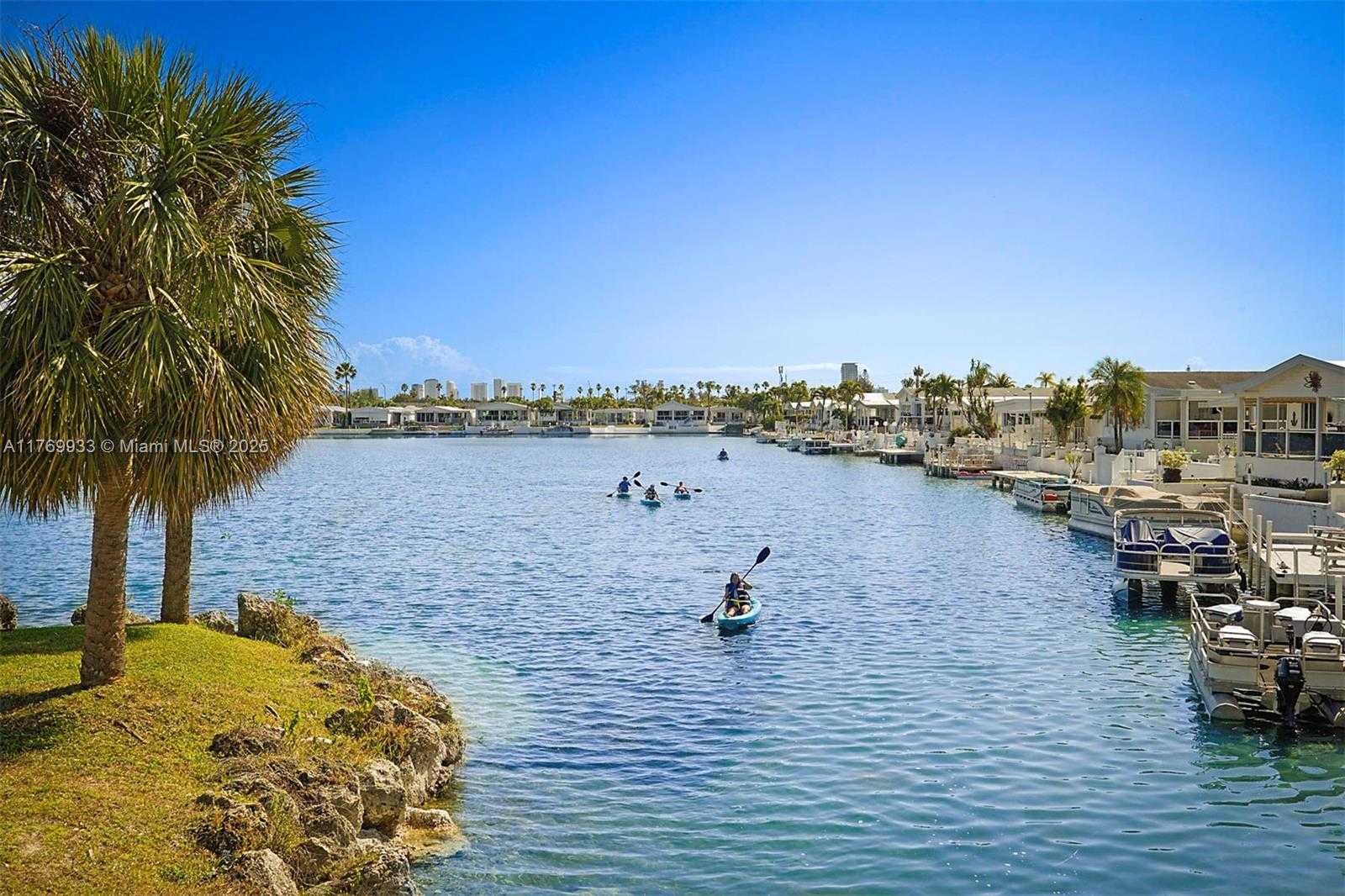Small Image of 102 LAKE SHORE DR, Pembroke Park Number 40