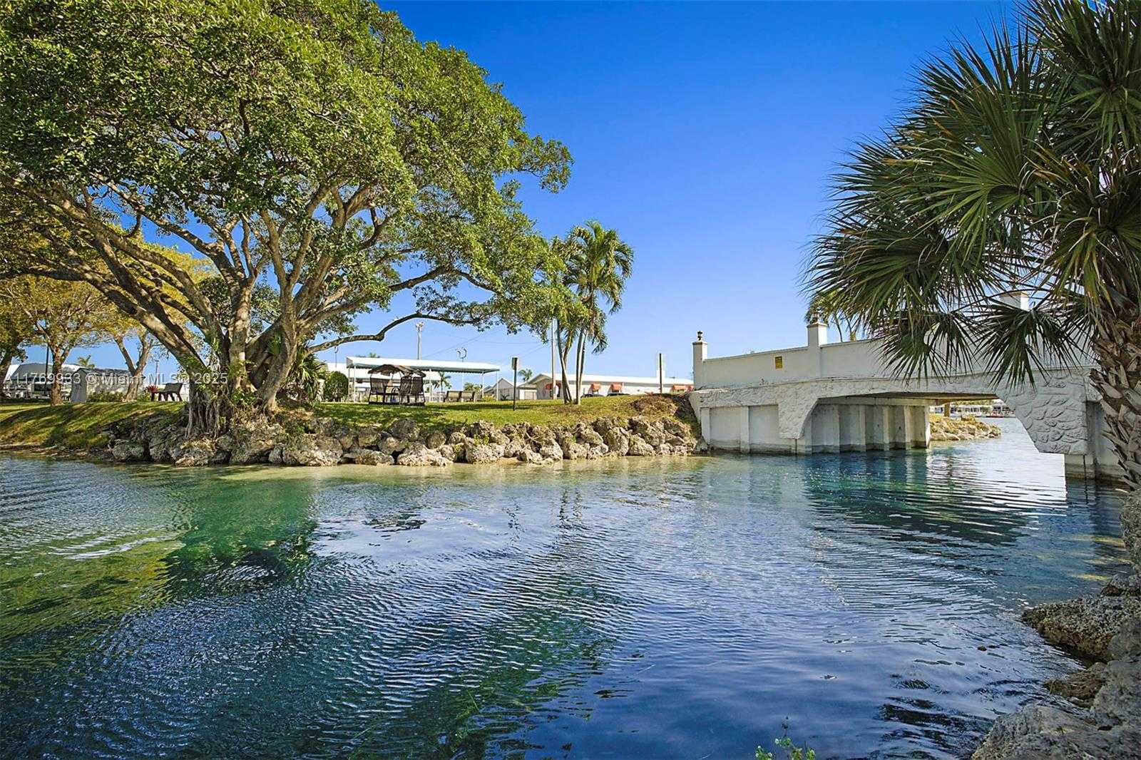 Small Image of 102 LAKE SHORE DR, Pembroke Park Number 42