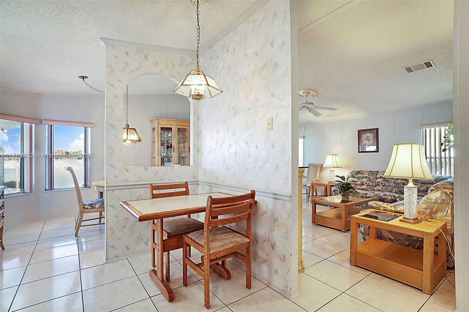 Small Image of 102 LAKE SHORE DR, Pembroke Park Number 6