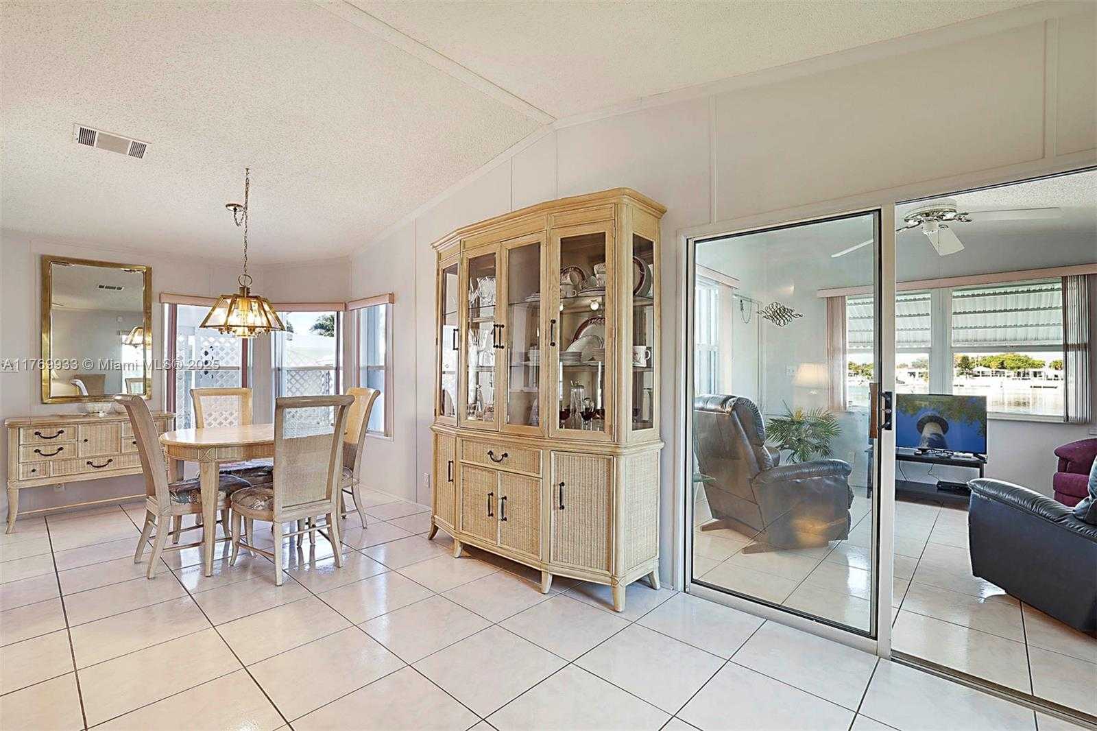 Small Image of 102 LAKE SHORE DR, Pembroke Park Number 9