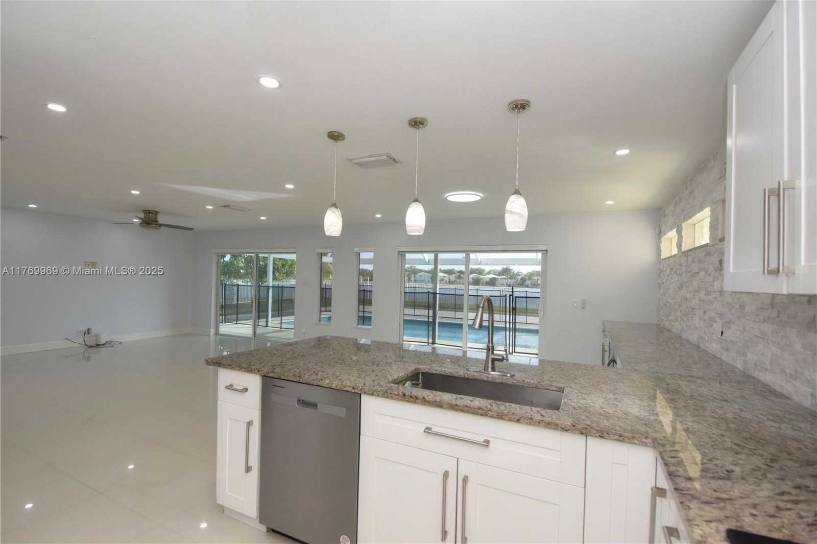 Small Image of 6450 BUENA VISTA DR, Margate Number 10