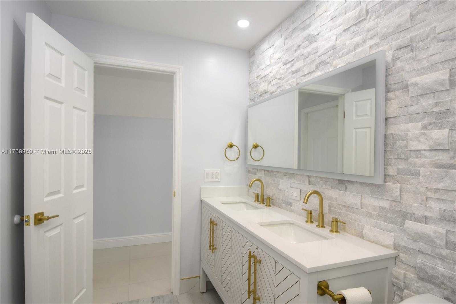 Small Image of 6450 BUENA VISTA DR, Margate Number 11
