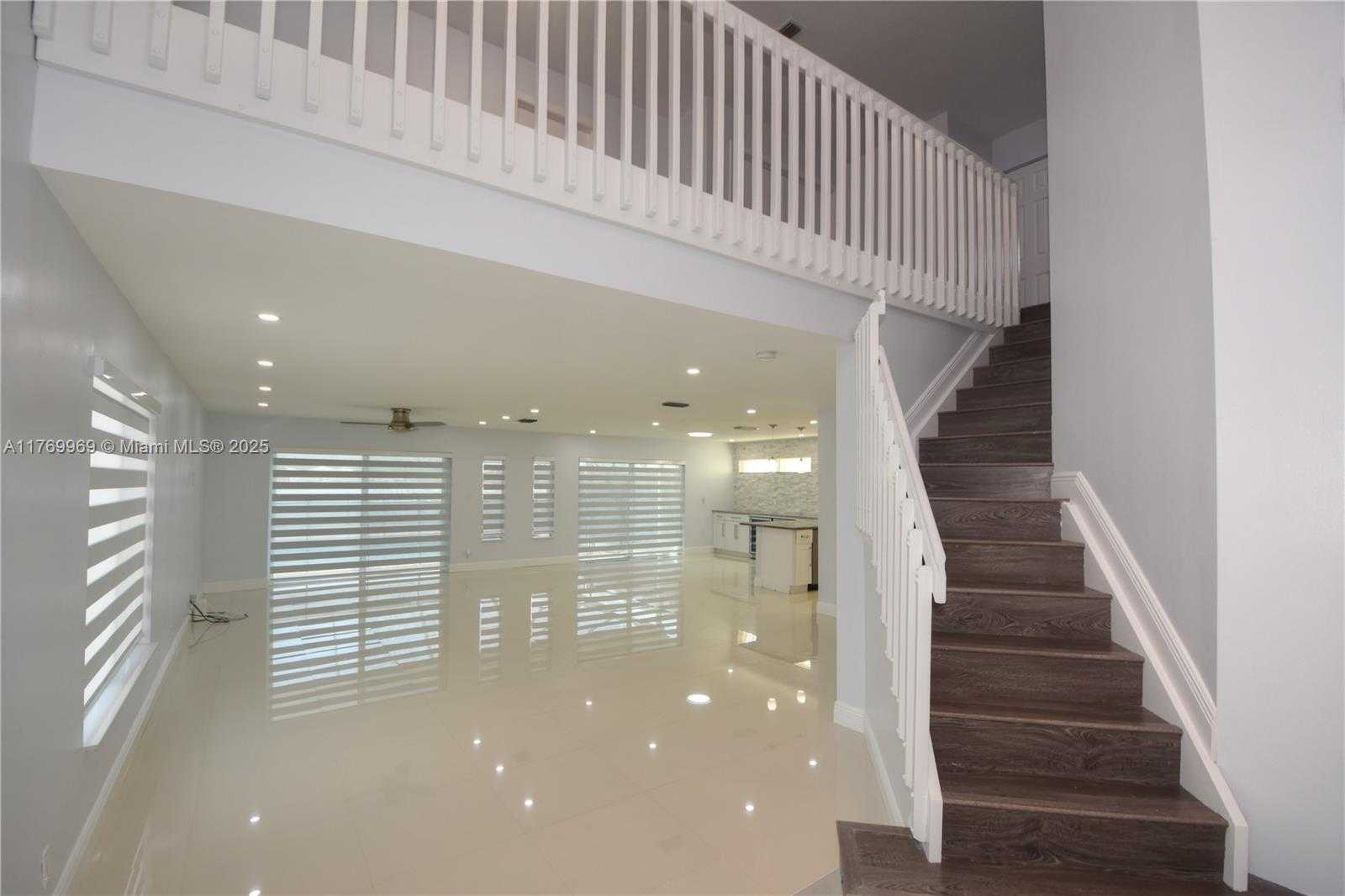 Small Image of 6450 BUENA VISTA DR, Margate Number 2