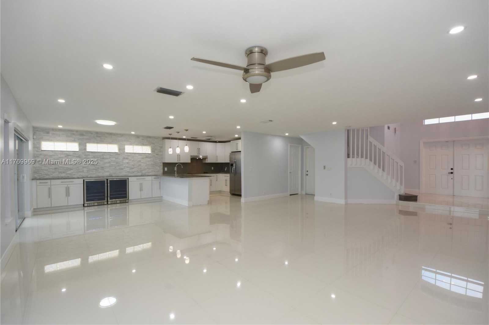Small Image of 6450 BUENA VISTA DR, Margate Number 3