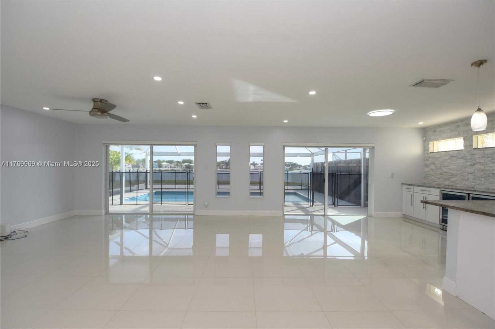 Small Image of 6450 BUENA VISTA DR, Margate Number 4