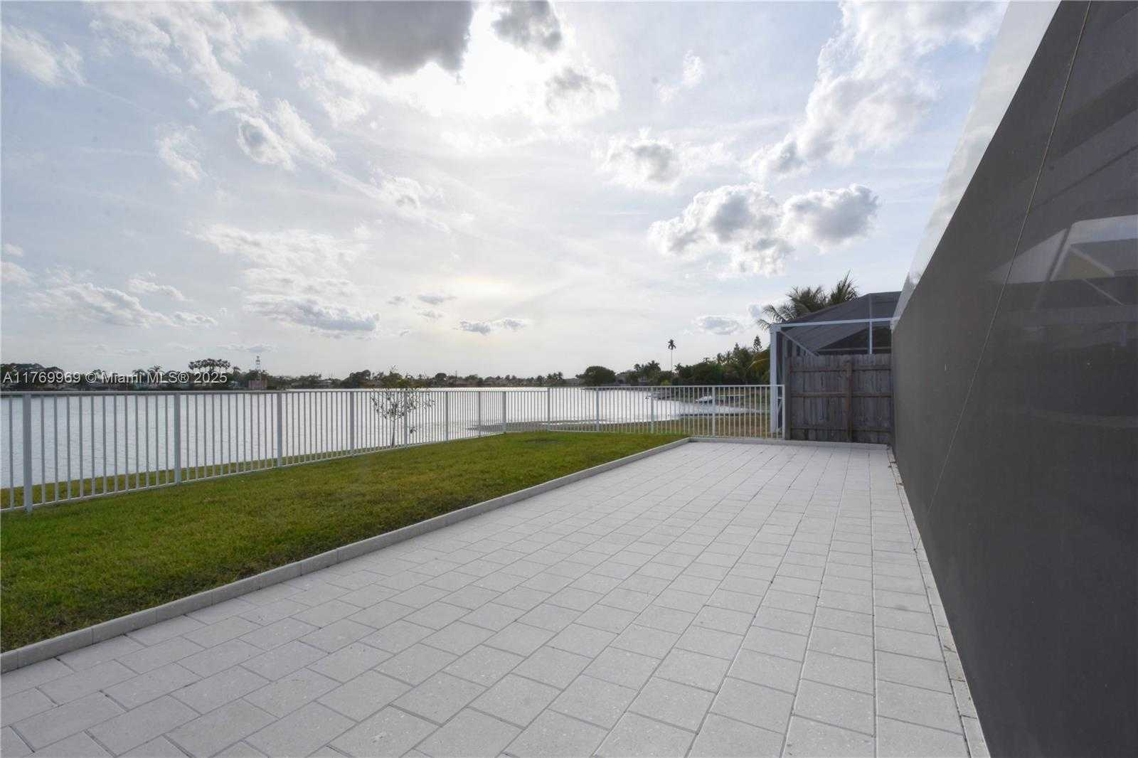 Small Image of 6450 BUENA VISTA DR, Margate Number 47