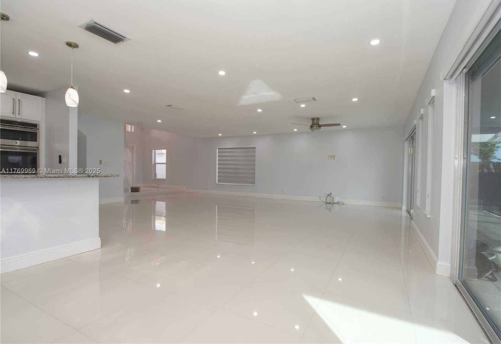 Small Image of 6450 BUENA VISTA DR, Margate Number 6