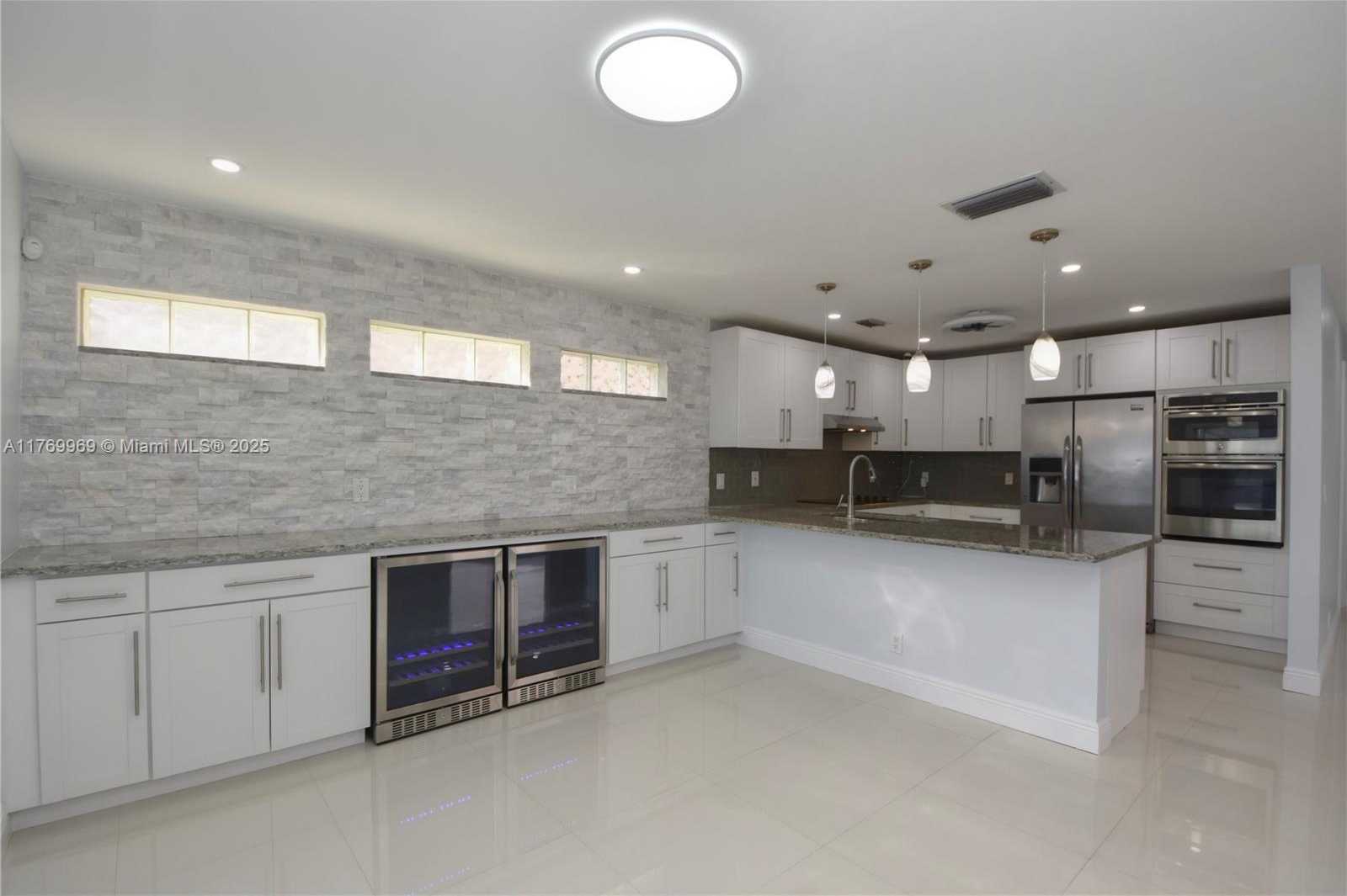 Small Image of 6450 BUENA VISTA DR, Margate Number 8