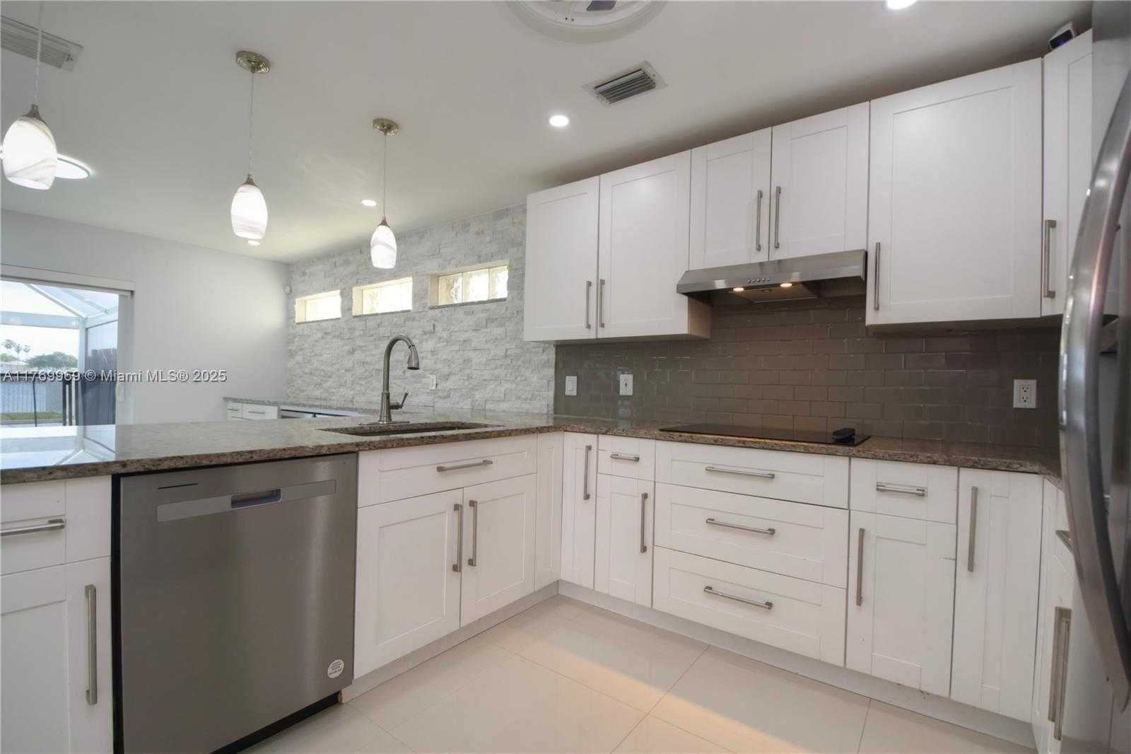 Small Image of 6450 BUENA VISTA DR, Margate Number 9