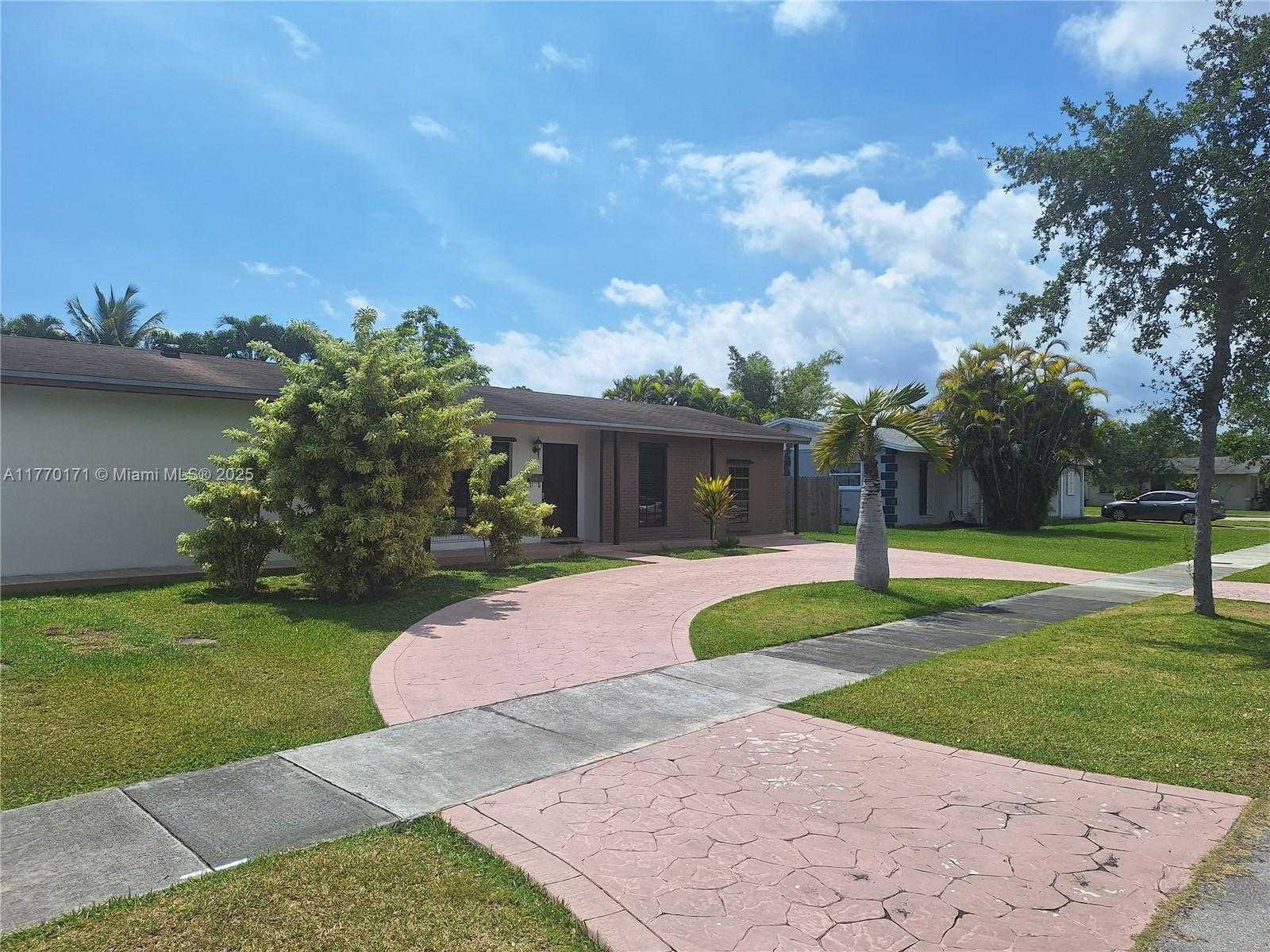Small Image of 9384 SOUTH WEST 184TH TER, Cutler Bay Number 2