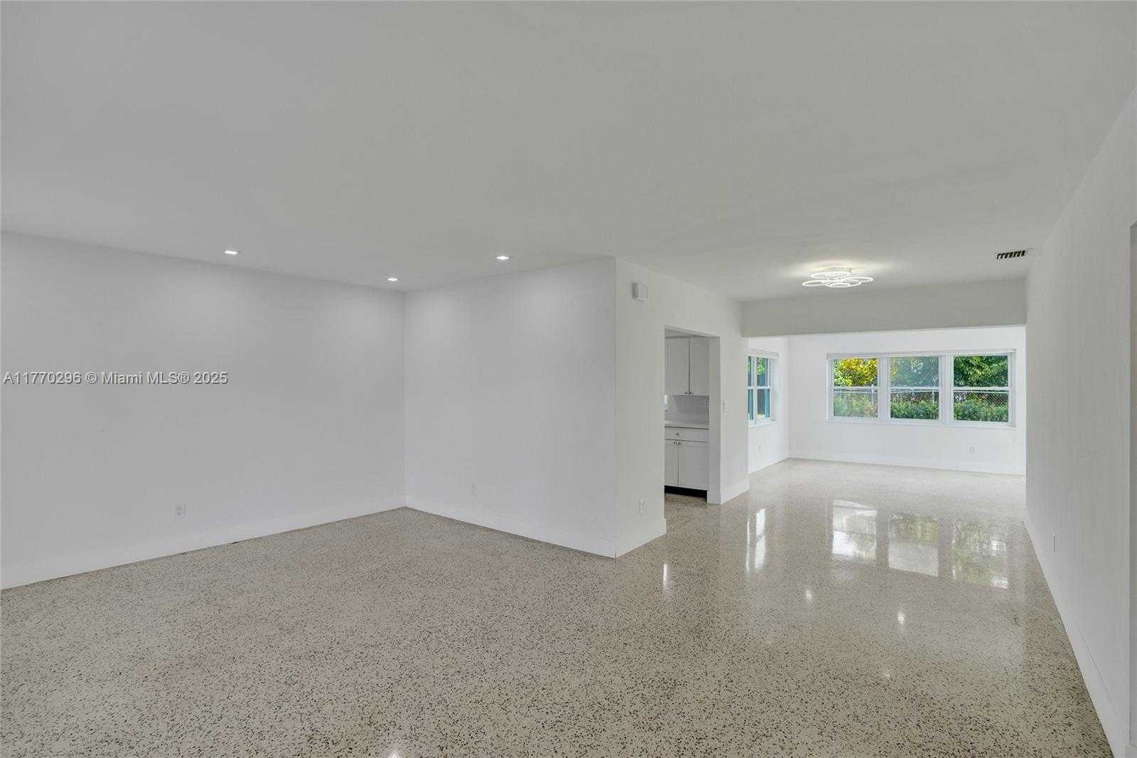 Small Image of 2125 ALAMANDA DR, North Miami Number 10