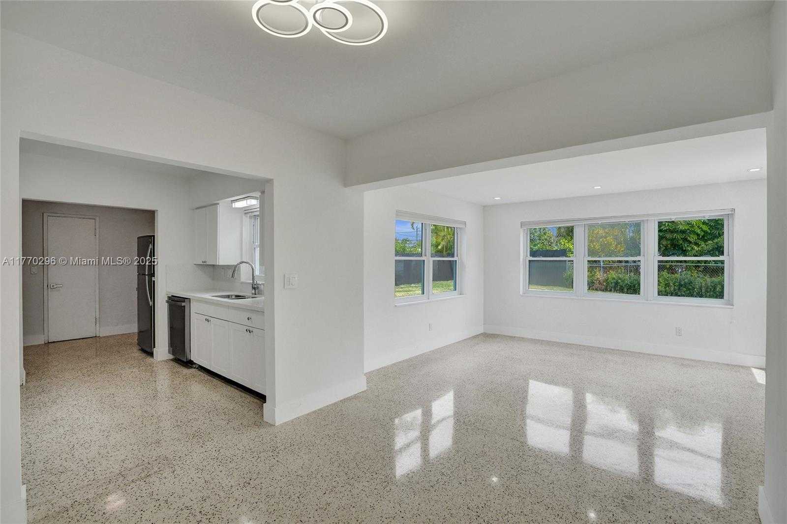 Small Image of 2125 ALAMANDA DR, North Miami Number 11