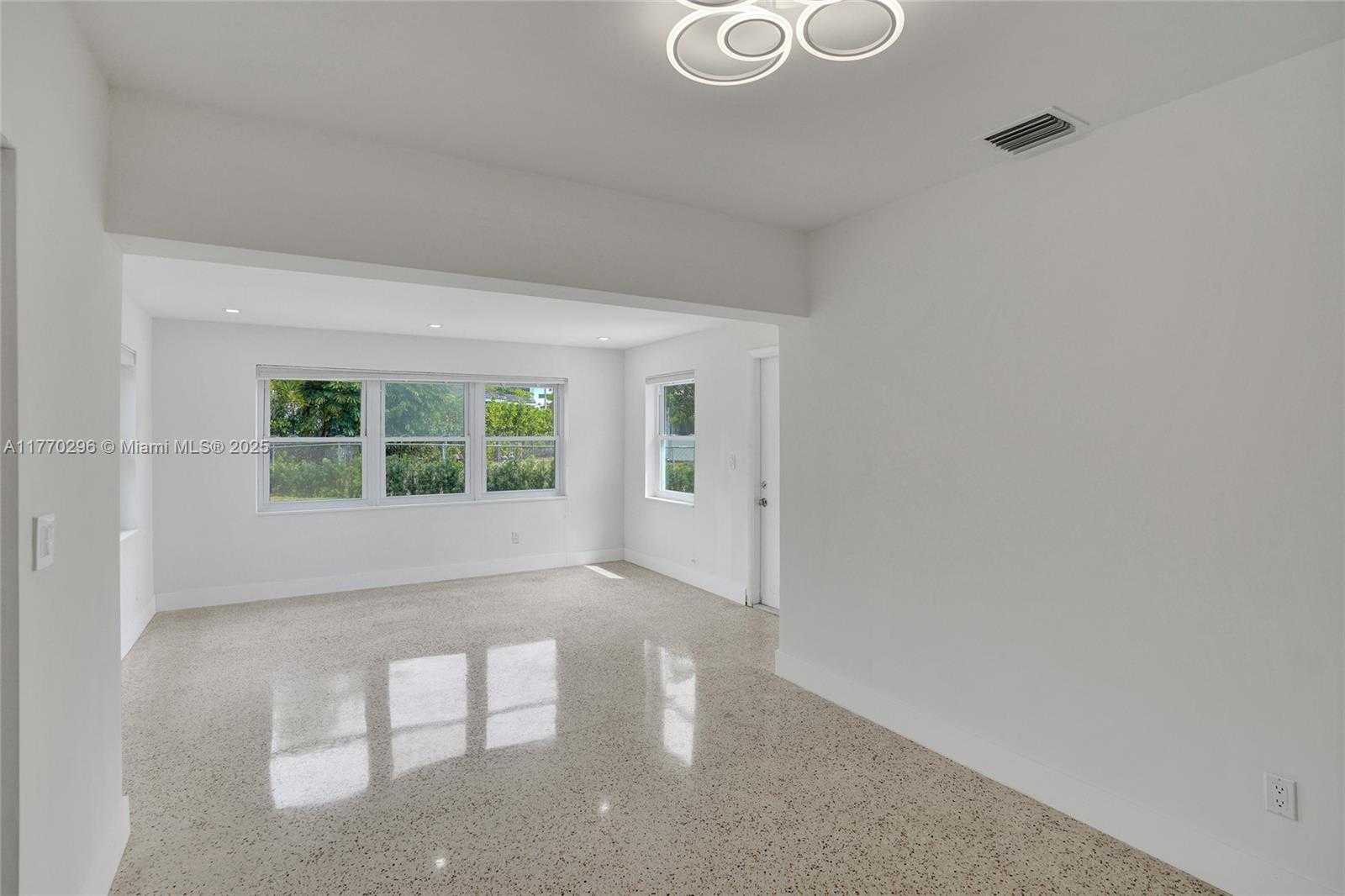 Small Image of 2125 ALAMANDA DR, North Miami Number 12
