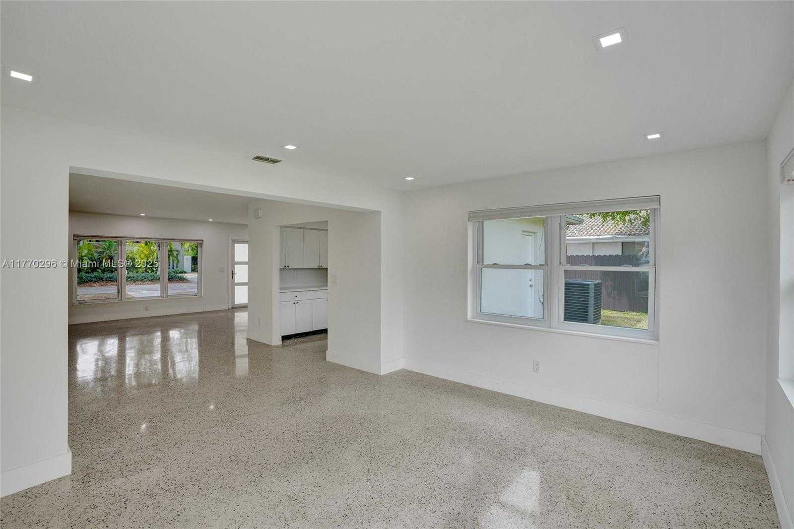 Small Image of 2125 ALAMANDA DR, North Miami Number 13