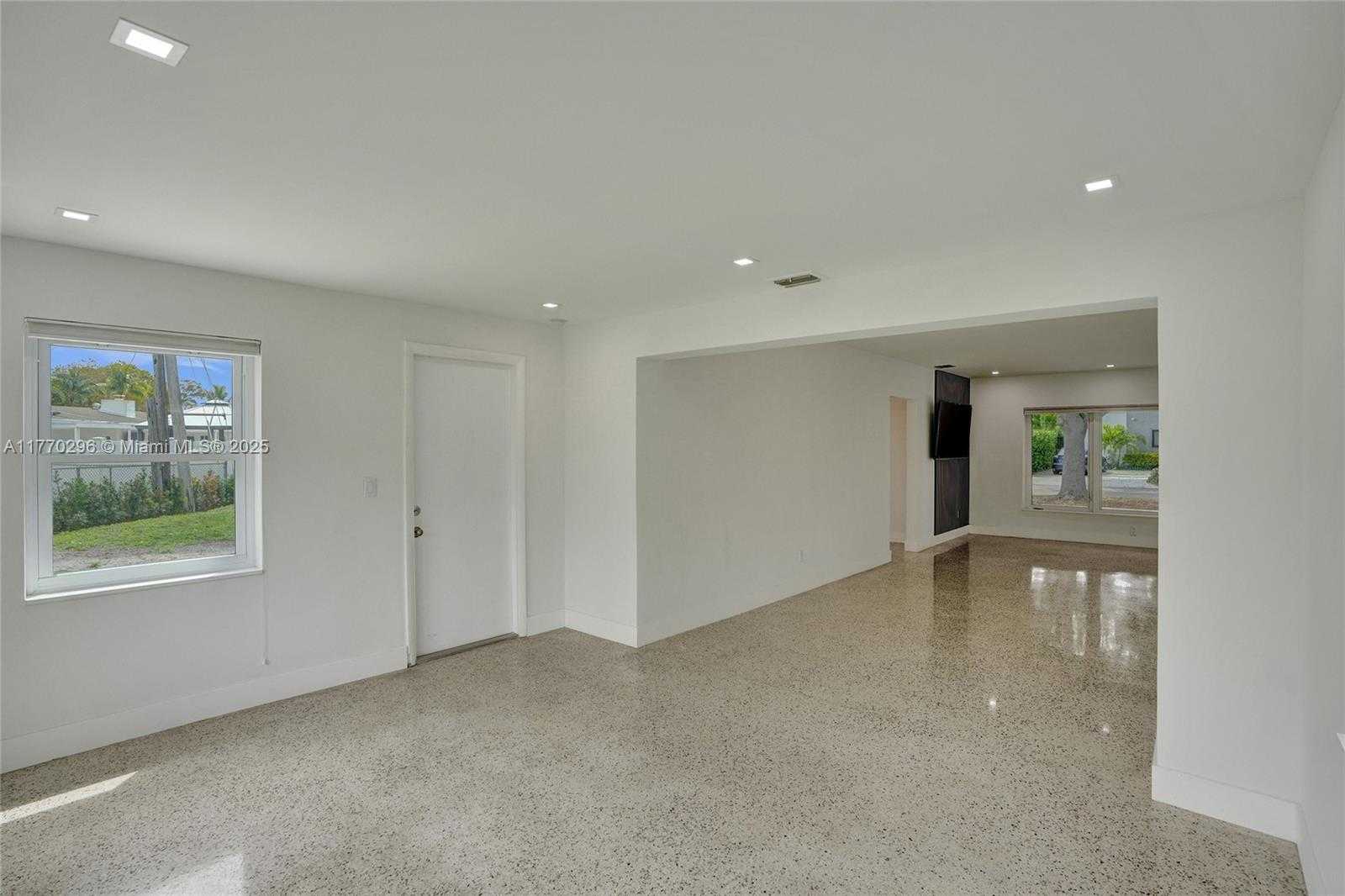 Small Image of 2125 ALAMANDA DR, North Miami Number 14