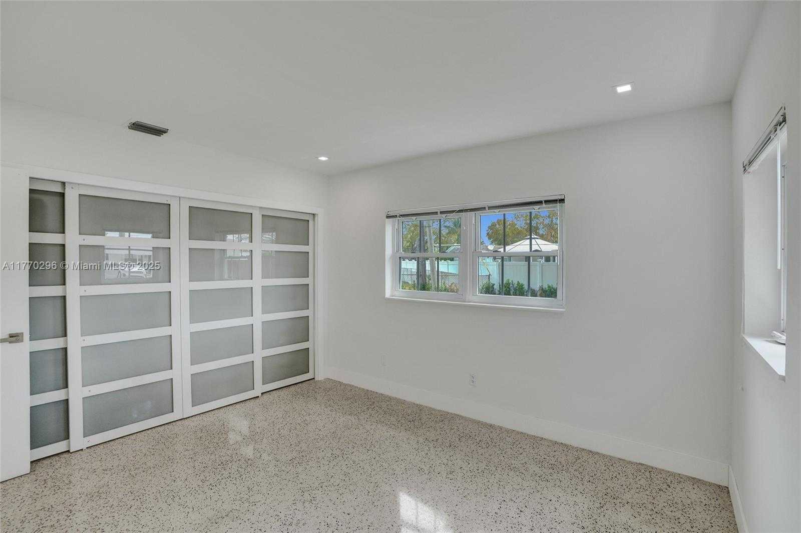 Small Image of 2125 ALAMANDA DR, North Miami Number 16