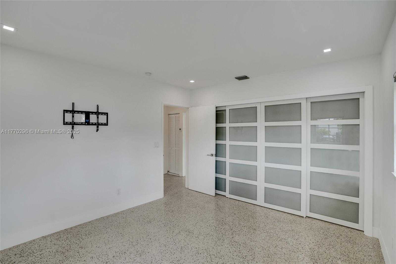 Small Image of 2125 ALAMANDA DR, North Miami Number 17