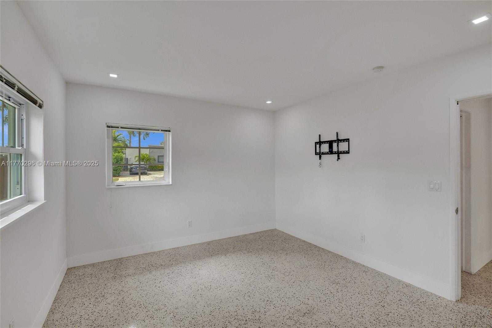 Small Image of 2125 ALAMANDA DR, North Miami Number 18