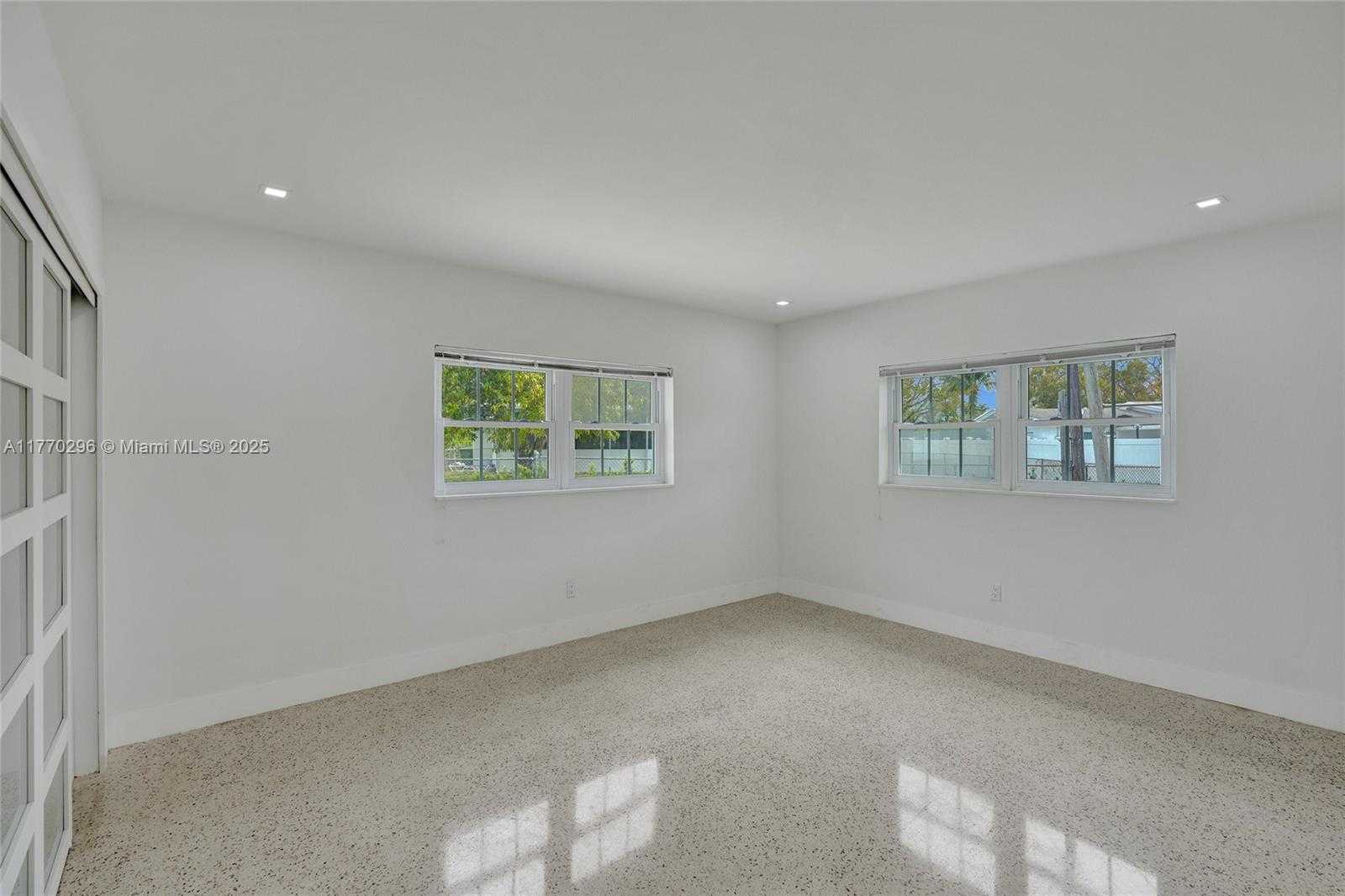 Small Image of 2125 ALAMANDA DR, North Miami Number 19