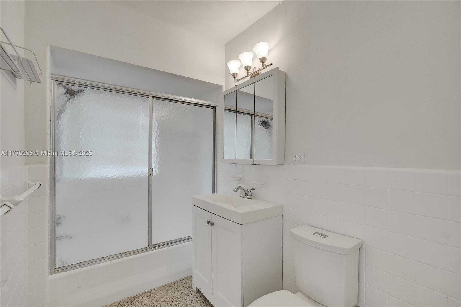 Small Image of 2125 ALAMANDA DR, North Miami Number 20