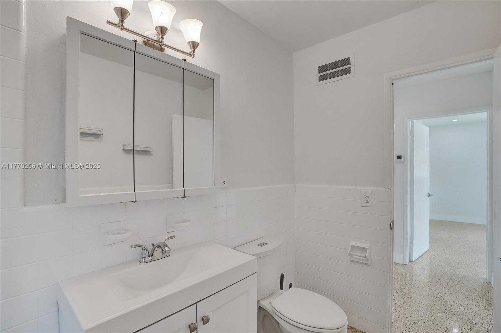 Small Image of 2125 ALAMANDA DR, North Miami Number 21