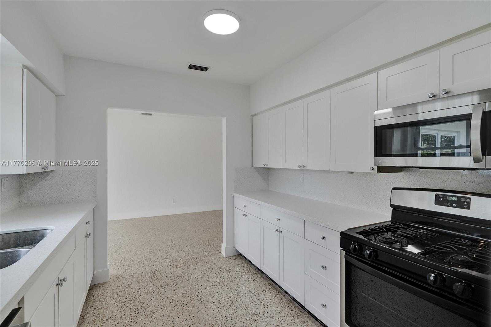 Small Image of 2125 ALAMANDA DR, North Miami Number 23