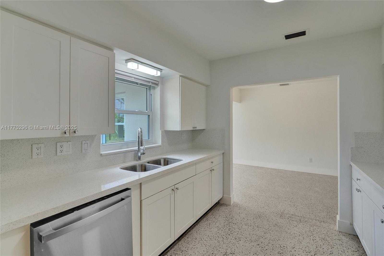 Small Image of 2125 ALAMANDA DR, North Miami Number 24