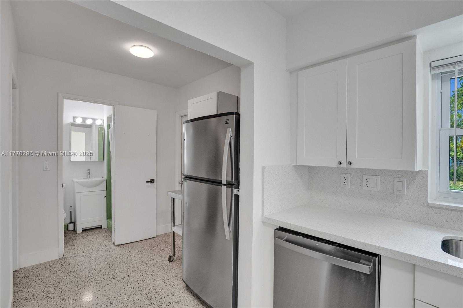 Small Image of 2125 ALAMANDA DR, North Miami Number 25