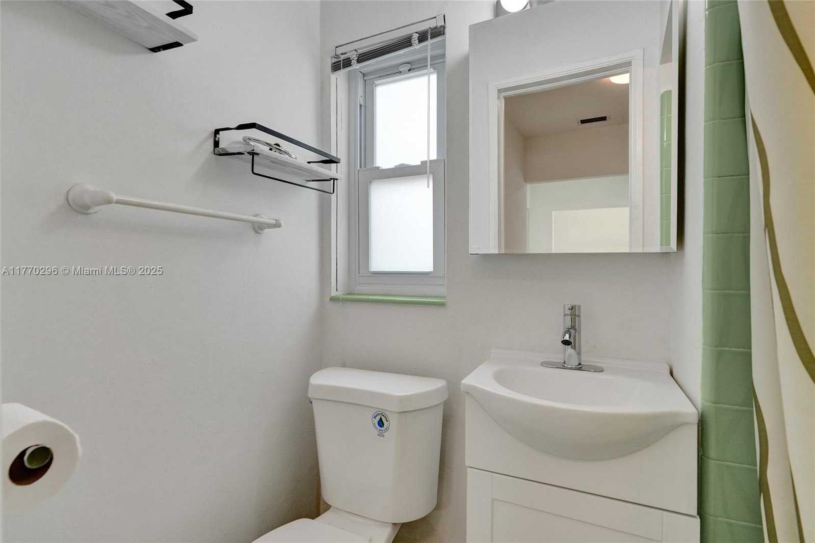 Small Image of 2125 ALAMANDA DR, North Miami Number 26