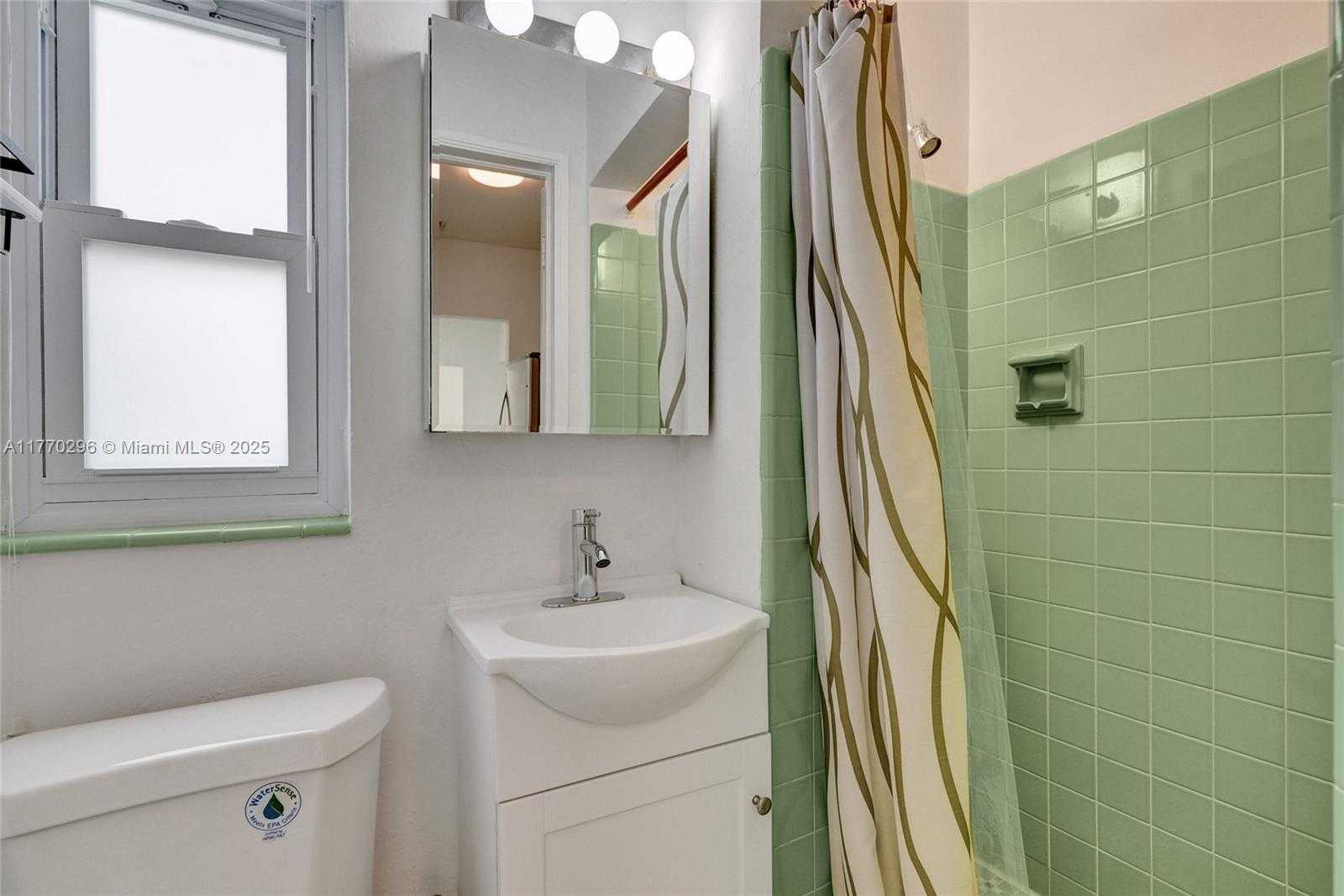 Small Image of 2125 ALAMANDA DR, North Miami Number 27