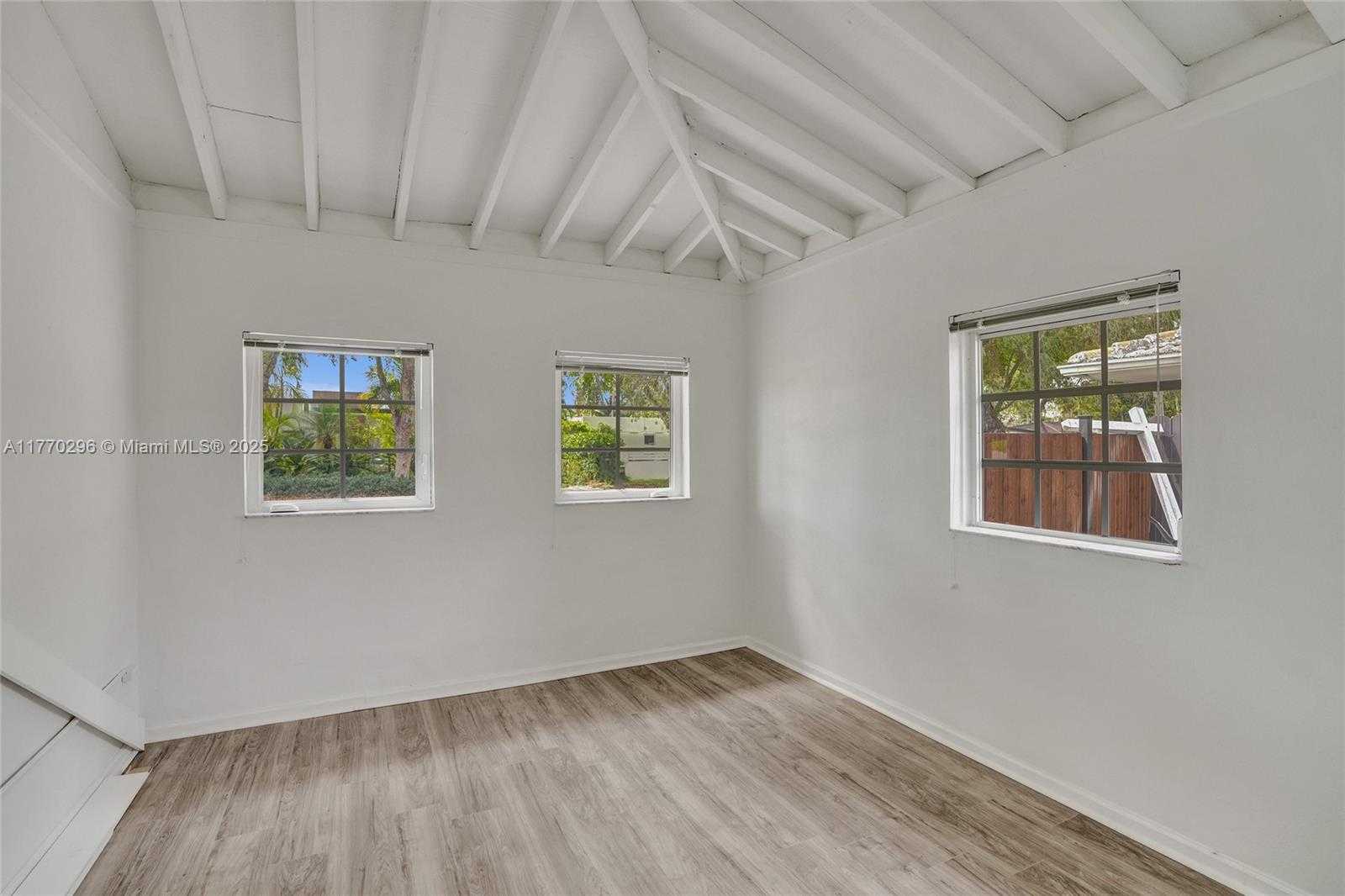 Small Image of 2125 ALAMANDA DR, North Miami Number 28
