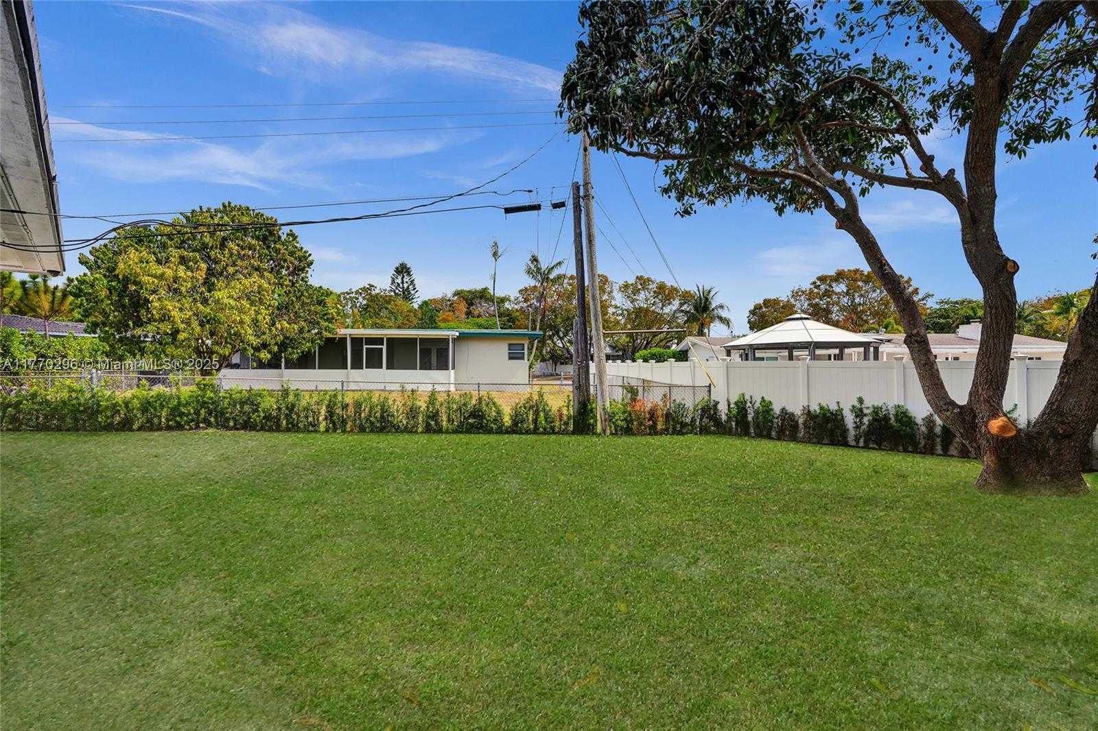 Small Image of 2125 ALAMANDA DR, North Miami Number 29