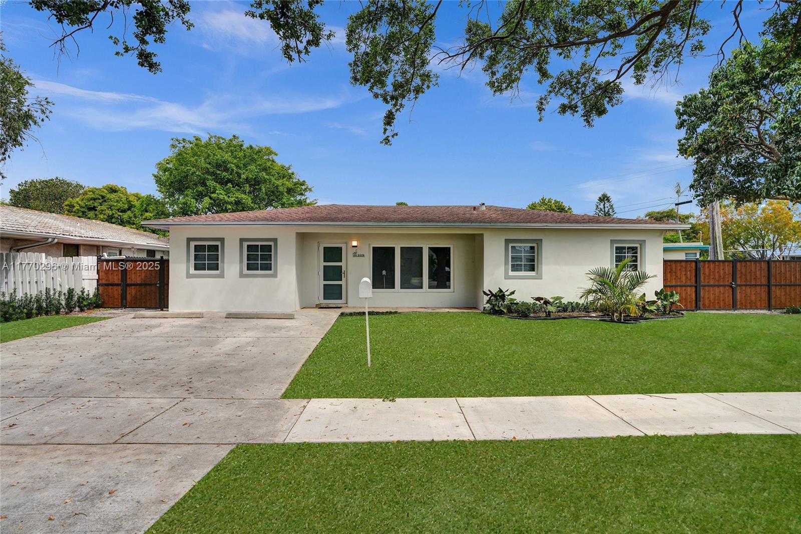 Small Image of 2125 ALAMANDA DR, North Miami Number 3
