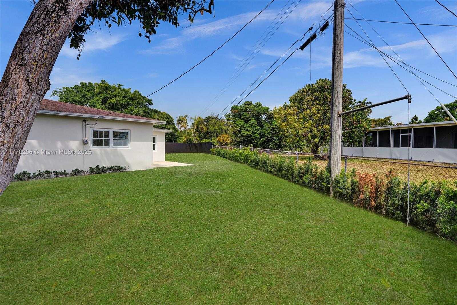 Small Image of 2125 ALAMANDA DR, North Miami Number 30