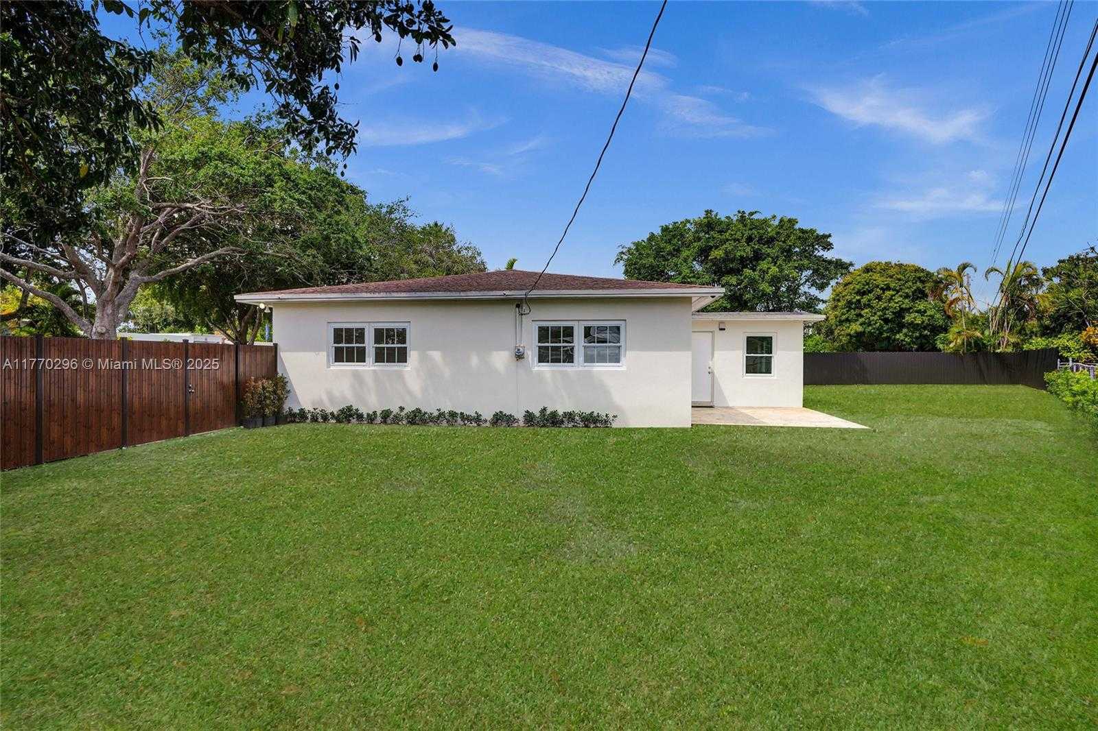 Small Image of 2125 ALAMANDA DR, North Miami Number 31