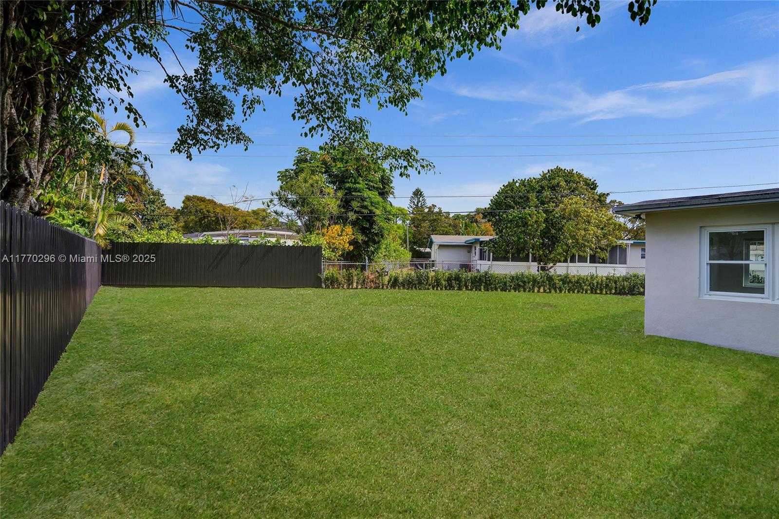 Small Image of 2125 ALAMANDA DR, North Miami Number 33