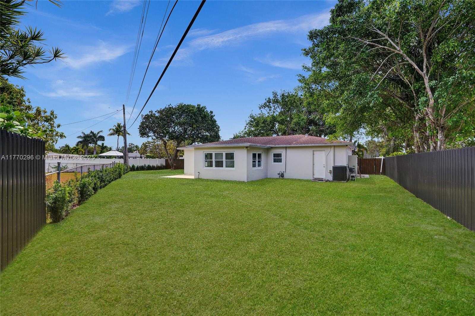 Small Image of 2125 ALAMANDA DR, North Miami Number 37