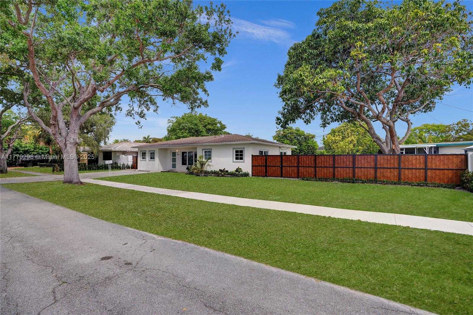 Small Image of 2125 ALAMANDA DR, North Miami Number 4