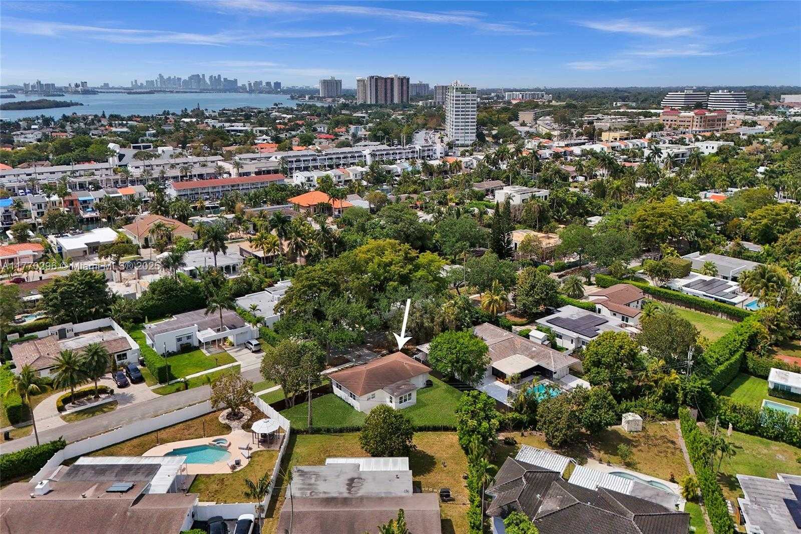 Small Image of 2125 ALAMANDA DR, North Miami Number 42