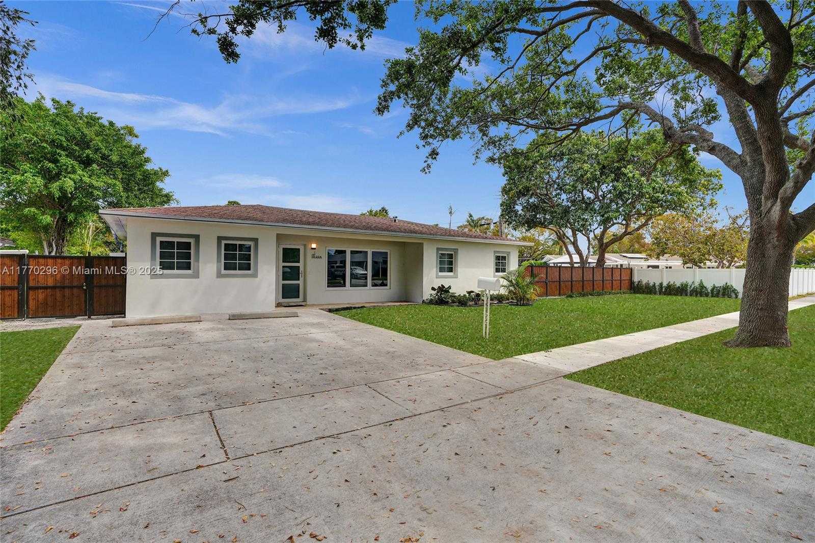 Small Image of 2125 ALAMANDA DR, North Miami Number 5